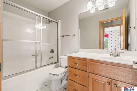 Bath - 604 2nd St, Waterloo, NE 68069 photo 4 of 5