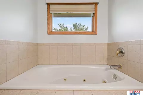 Bath - 604 2nd St, Waterloo, NE 68069 photo 3 of 5