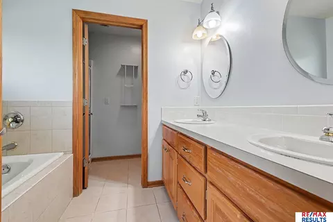 Bath - 604 2nd St, Waterloo, NE 68069 photo 2 of 5