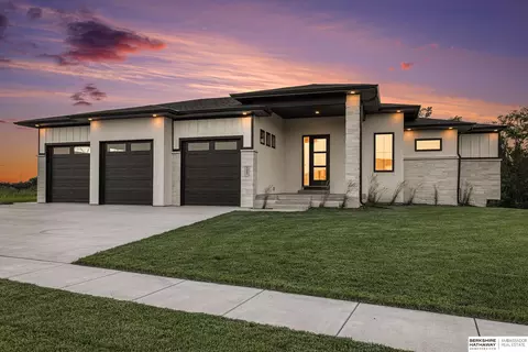 8910 Dragonfly Ln, Lincoln, NE 68526