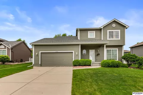 1906 Ridgeview Dr, Papillion, NE 68046