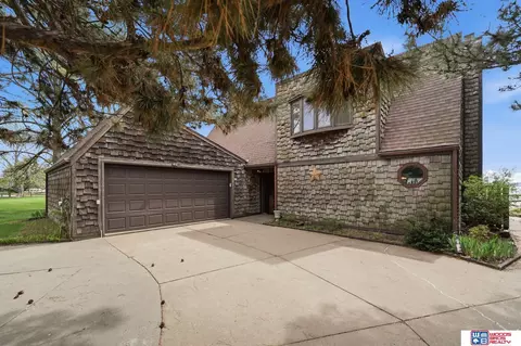 592 W Lakeshore Dr, Lincoln, NE 68528