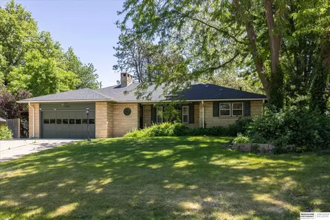1524 Skyline Dr, Lincoln, NE 68506