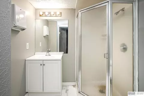 Bath - 2616 Edwards St, Bellevue, NE 68005 photo 4 of 4