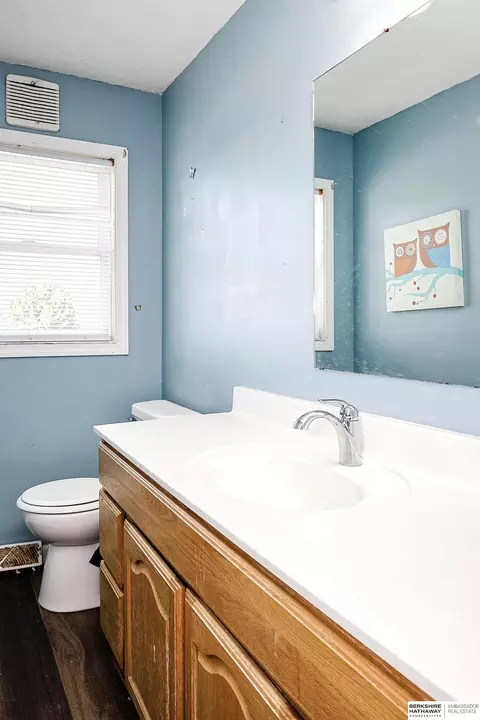 Bath - 2616 Edwards St, Bellevue, NE 68005 photo 2 of 4