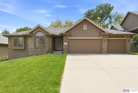 16371 W St, Omaha, NE 68135