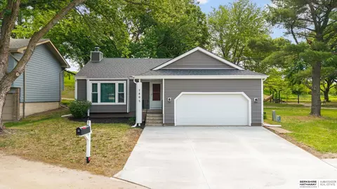 7805 Potter Plz, Omaha, NE 68122