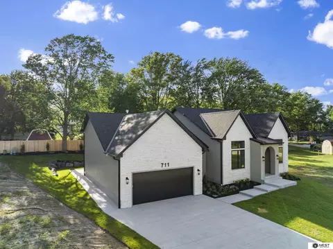 711 Yearling Ct, Lincoln, NE 68520