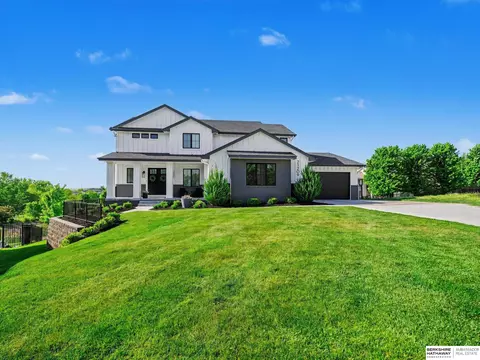 21209 Walnut Cir, Elkhorn, NE 68022