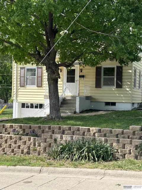 6006 Parker St, Omaha, NE 68104