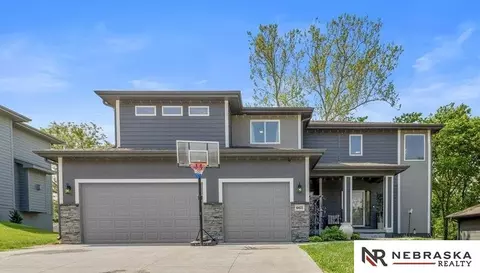 6421 Girard St, Omaha, NE 68152