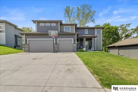 6421 Girard St, Omaha, NE 68152