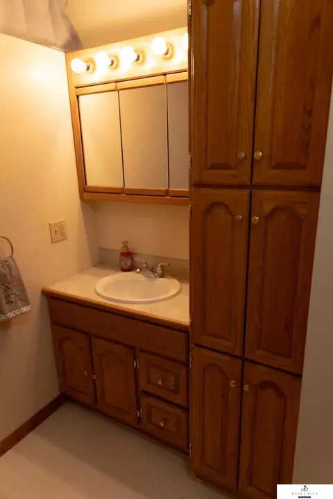 Bath - 625 2nd St, Hampton, NE 68843 photo 6 of 6