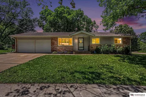 901 Driftwood Dr, Lincoln, NE 68510