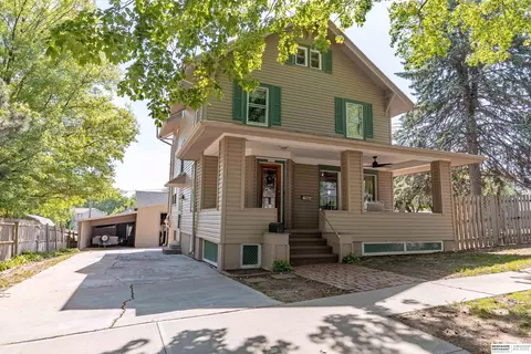 623 S Adams St, Papillion, NE 68046