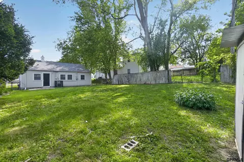 6764 Charles St, Omaha, NE 68132