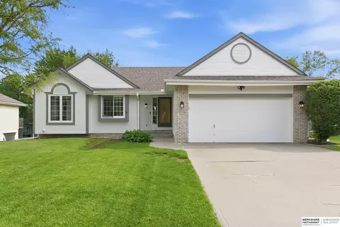 2137 Cobblestone Rd, Papillion, NE 68133