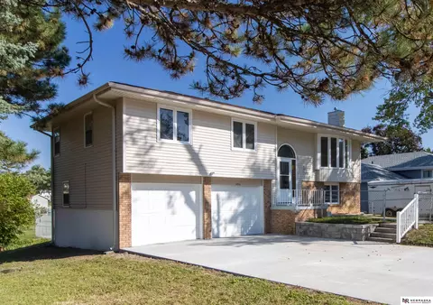 5235 N 96th St, Omaha, NE 68134