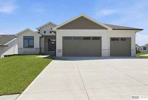 7651 N 167th St, Bennington, NE 68007