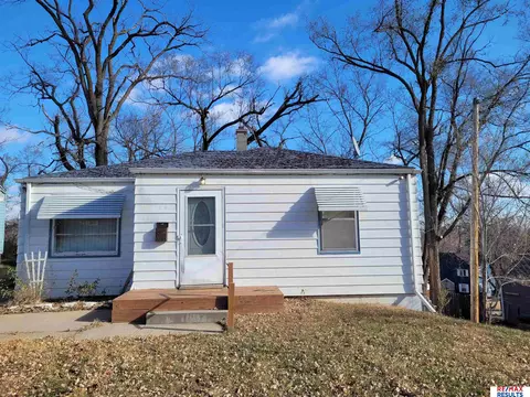 7205 N Ridge Dr, Omaha, NE 68112