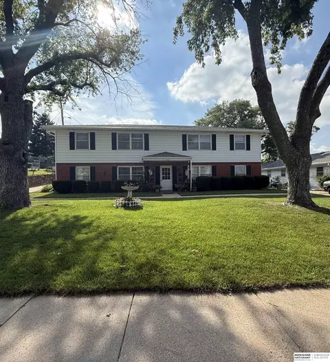 4858 S 121st St, Omaha, NE 68137