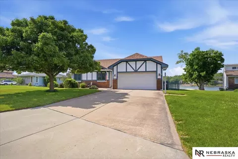 8404 Kauai Dr, Papillion, NE 68046