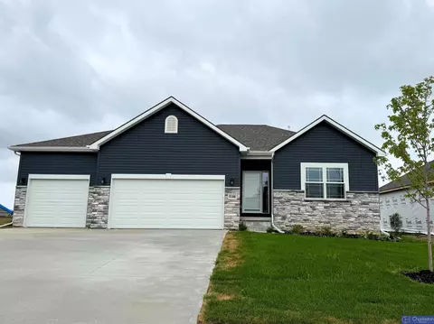 5106 Kestrel Pkwy, Elkhorn, NE 68022