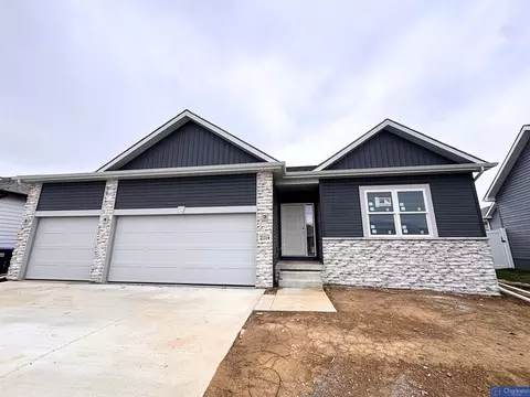 5106 Kestrel Pkwy, Elkhorn, NE 68022