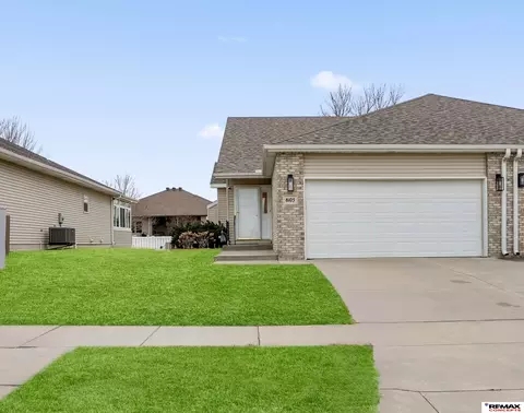 8105 Cheney Ridge Rd, Lincoln, NE 68516