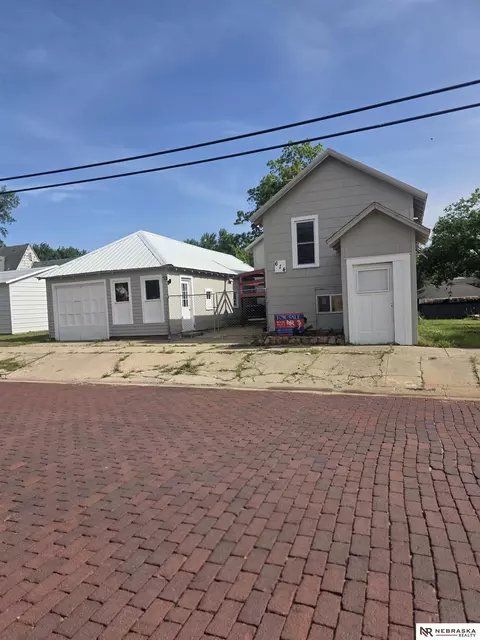 614 8th St, Fairbury, NE 68352