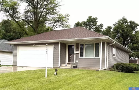 Exterior - 1317 Bell St, Beatrice, NE 68310 photo 4 of 8