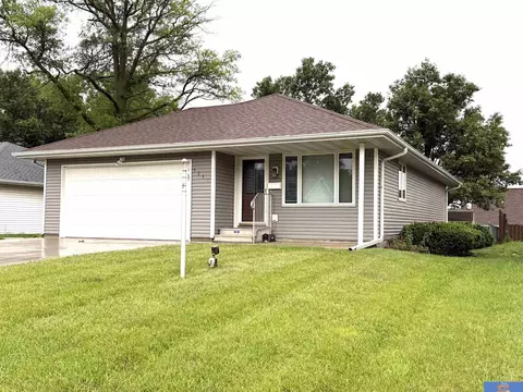 Exterior - 1317 Bell St, Beatrice, NE 68310 photo 5 of 8