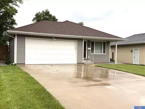 Exterior - 1317 Bell St, Beatrice, NE 68310 photo 2 of 8