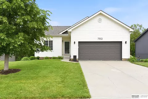 7512 S 101st St, La Vista, NE 68128