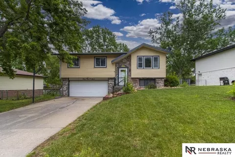 4407 Hallcliffe Rd, Lincoln, NE 68516