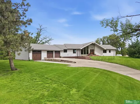 12706 Cottonwood Ln, Springfield, NE 68059