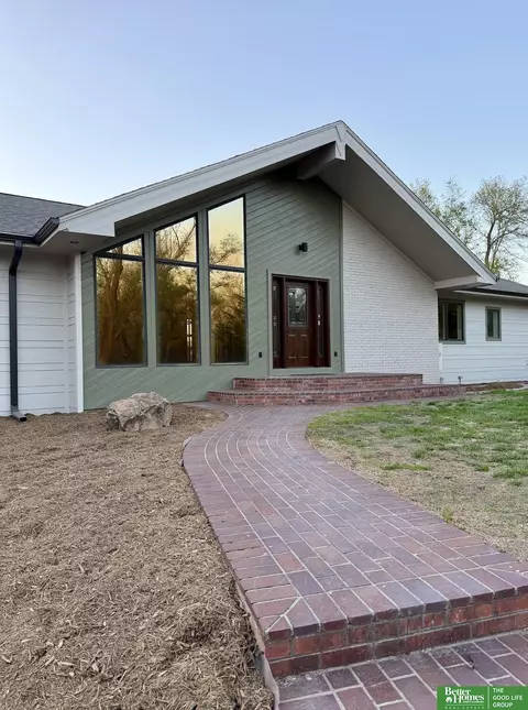 12706 Cottonwood Ln, Springfield, NE 68059