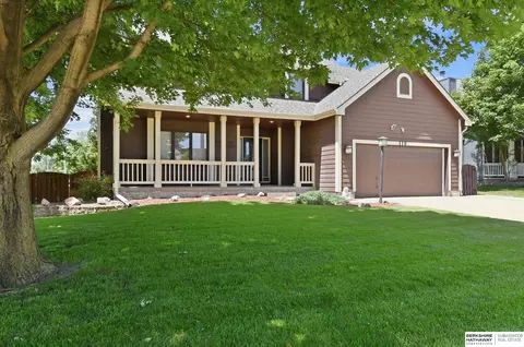 110 Fleetwood Dr, Papillion, NE 68133
