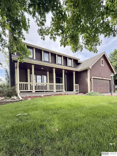 110 Fleetwood Dr, Papillion, NE 68133