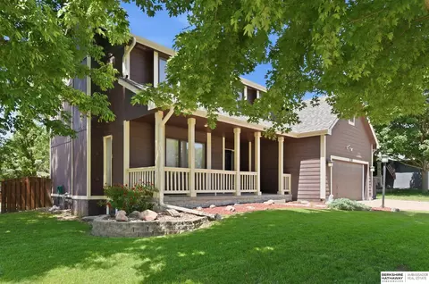 110 Fleetwood Dr, Papillion, NE 68133
