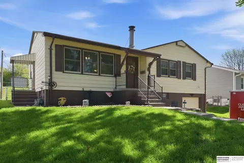 8902 Valley View Dr, La Vista, NE 68128
