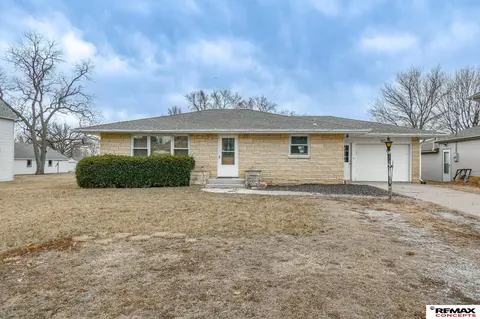 317 W E St, Elmwood, NE 68349