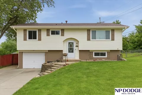 9025 Valley View Dr, La Vista, NE 68128