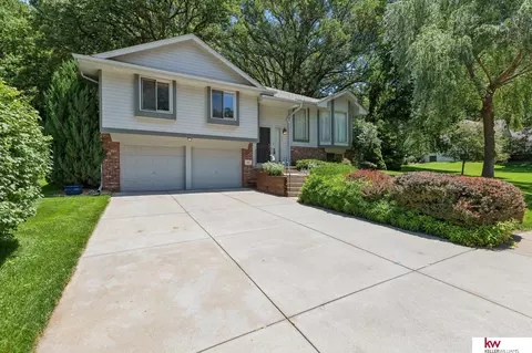105 W Martin Dr, Bellevue, NE 68005