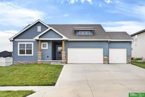 11211 Cove Hollow Dr, Papillion, NE 68046