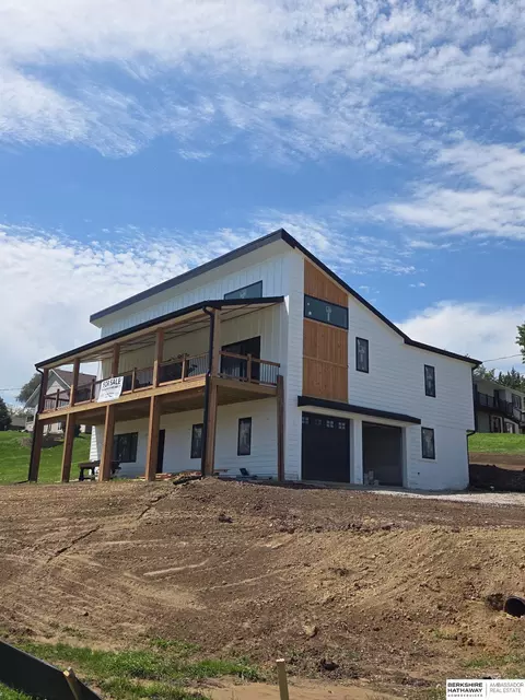 2390 Cambridge Dr, Plattsmouth, NE 68048