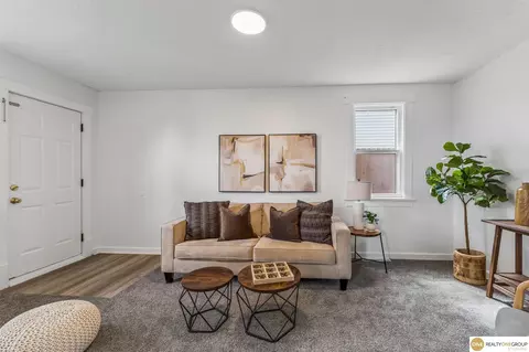 8008 State St, Ralston, NE 68127