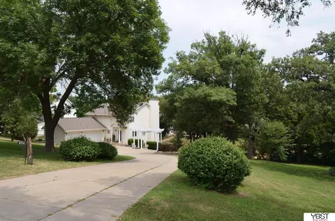 8932 Cass Cir, Plattsmouth, NE 68048