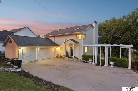8932 Cass Cir, Plattsmouth, NE 68048