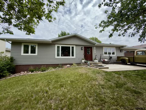 1510 Cherrywood Dr, Crete, NE 68333